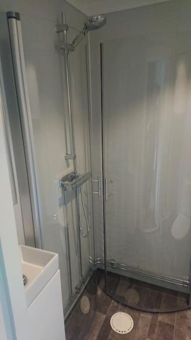 Nyrenoverad Charmig Gaeststuga Med Sovloft I Jaerpen Jarpen Buitenkant foto