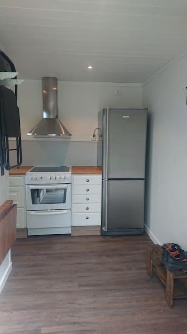 Nyrenoverad Charmig Gaeststuga Med Sovloft I Jaerpen Jarpen Buitenkant foto