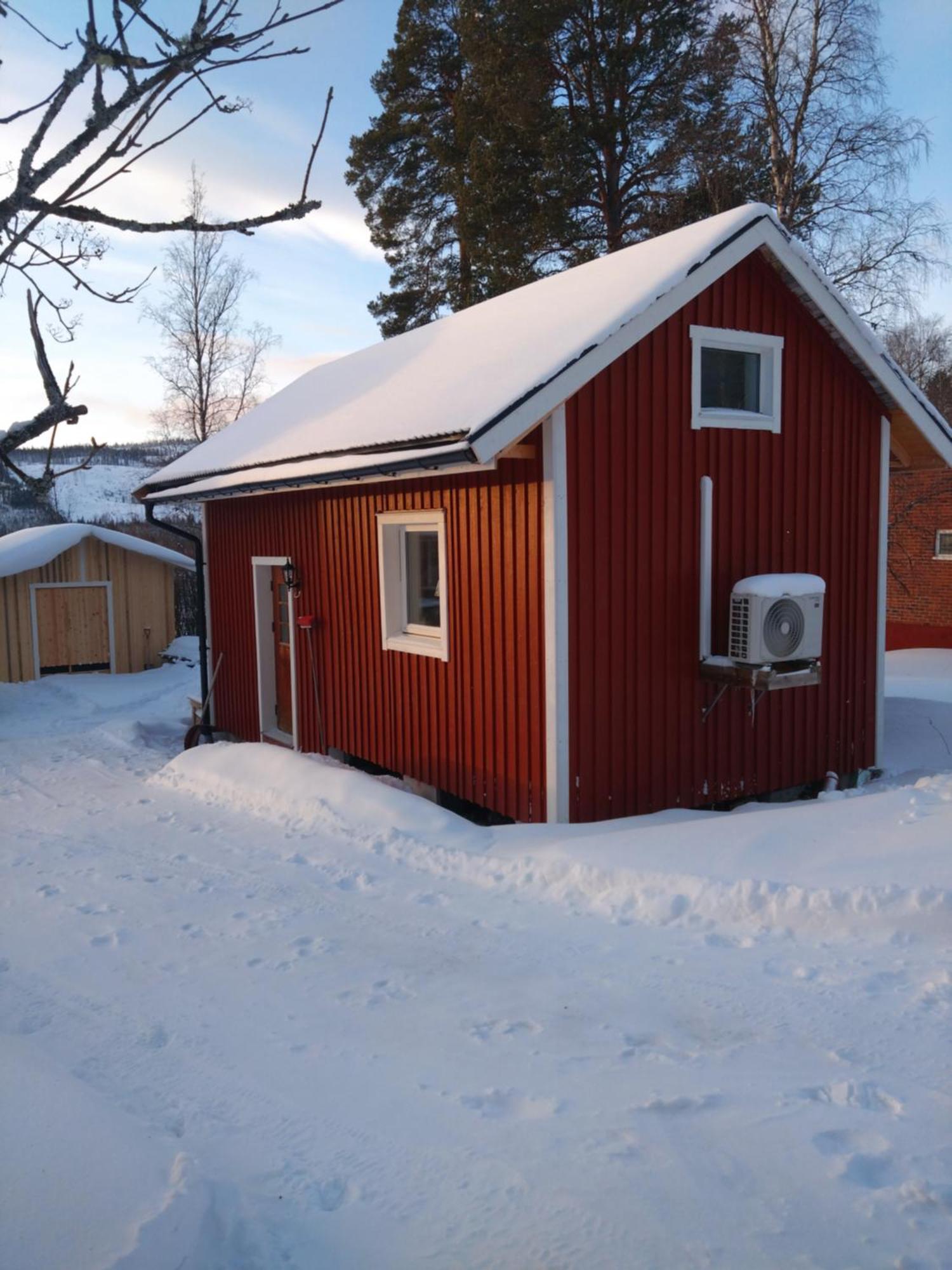 Nyrenoverad Charmig Gaeststuga Med Sovloft I Jaerpen Jarpen Buitenkant foto
